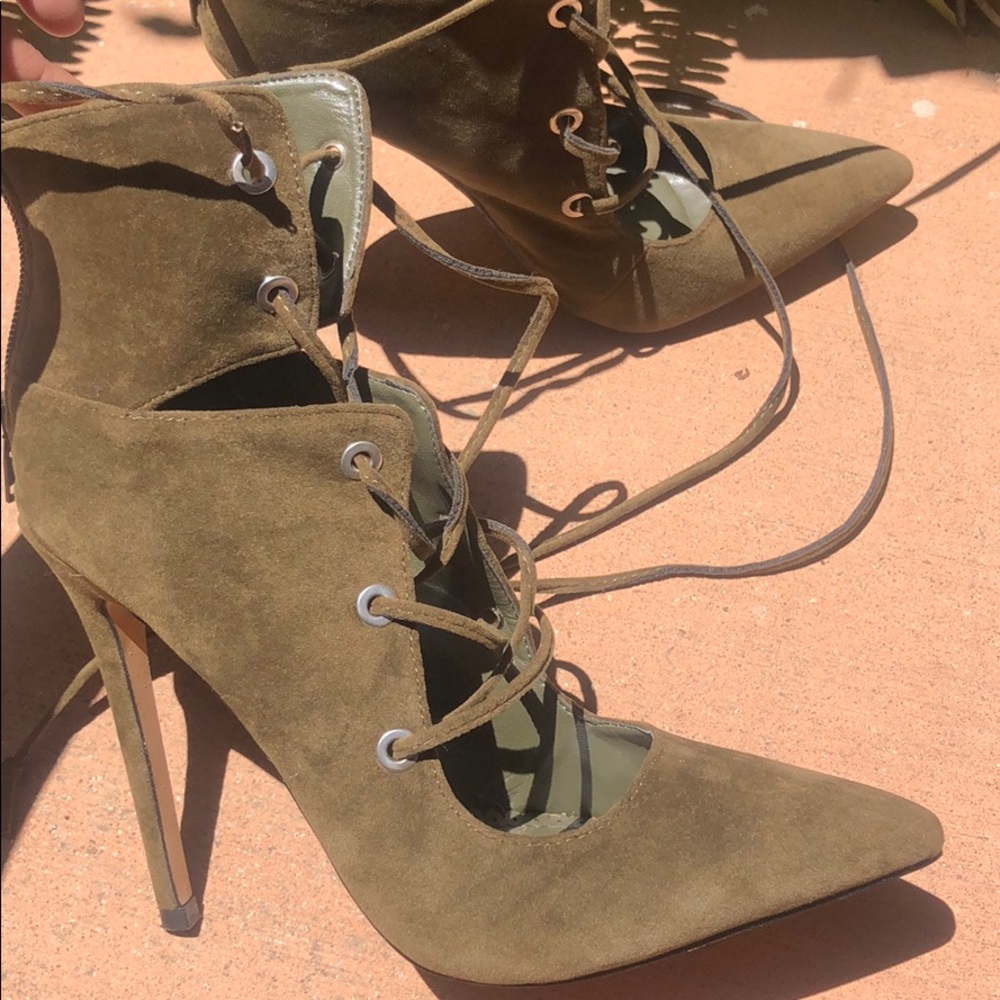 Khaki tie up heels 😍